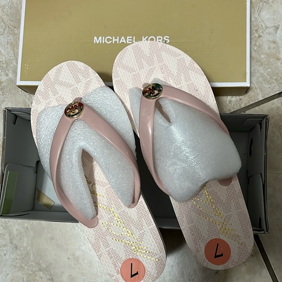 Michael Kors Brand New and very rare color 🥰 - Picture 1 of 2
